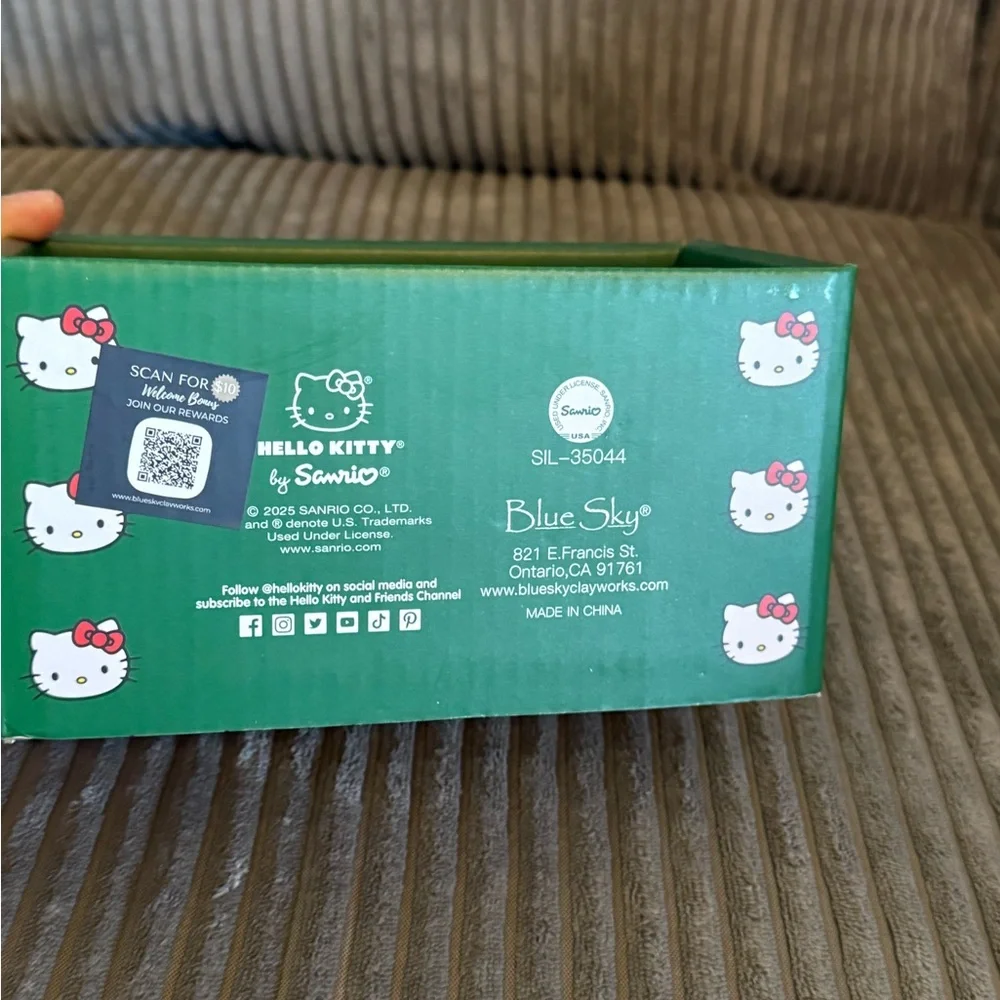 Sanrio Hello Kitty St. Patrick’s Day Salt & Pepper Shakers NWT - Picture 5 of 8